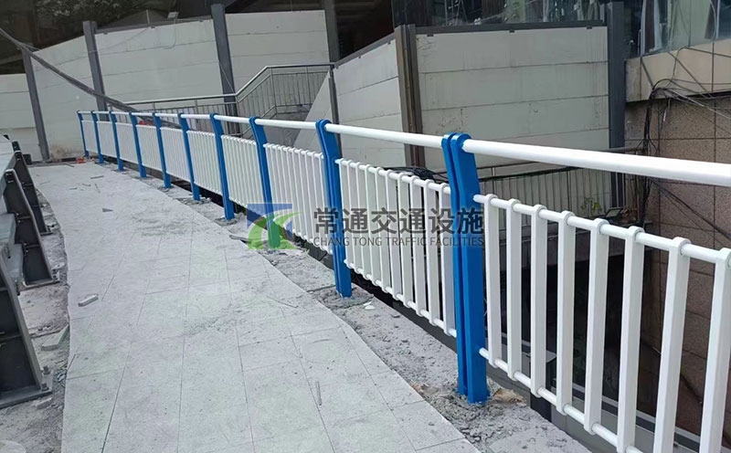 藍白色圓管人行道安全隔離護欄