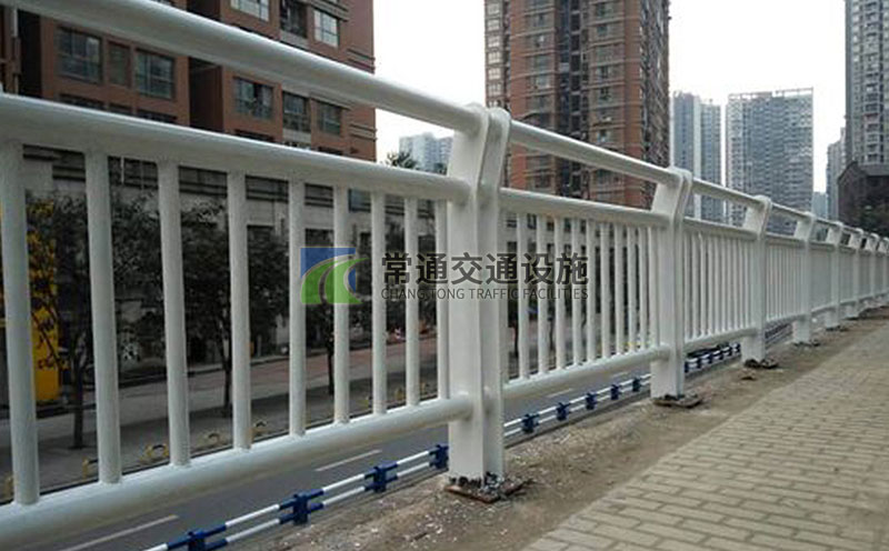 重慶人行道圓管鋼板立柱護欄