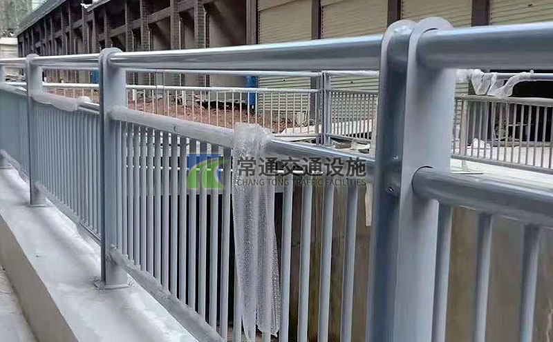 灰色圓管鋼板立柱安全隔離欄